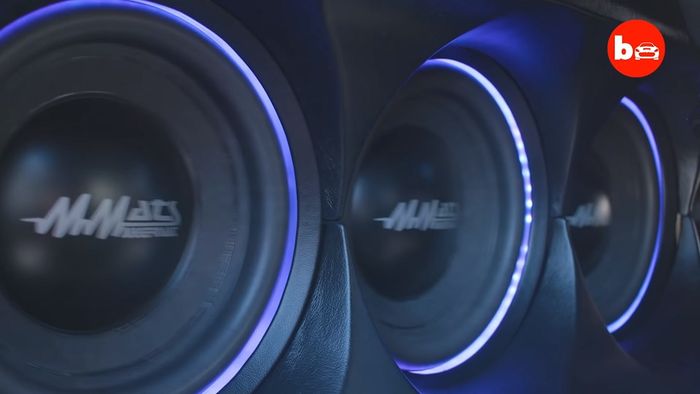 Total 86 buah speaker terpasang di Hummer H2 ini