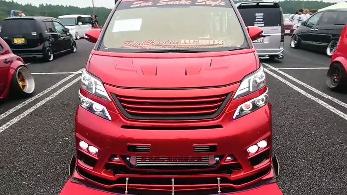 Tampilan depan Toyota Vellfire berbodi gambot
