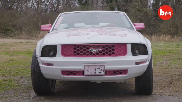 Unik, Ford Mustang berjubah Hello Kitty warna putih dan pink