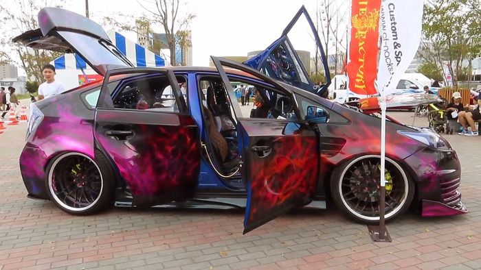 Sekujur tubuh Toyota Prius disiram airbrush abstrak 