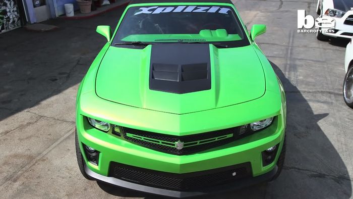 Warna bodi slick green bikin Chevrolet Camaro lebih mentereng