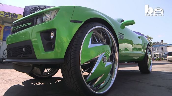 Modifikasi Chevrolet Camaro nyentrik dengan bodi hijau dan pelek 32 inci