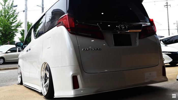 Tampilan depan modifikasi Toyota Alphard terlihat minimalis