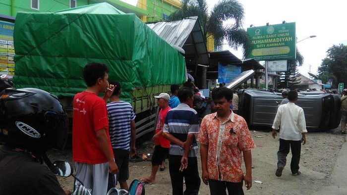 Truk hantam parkiran rumah sakit di Bumiayu, Brebes