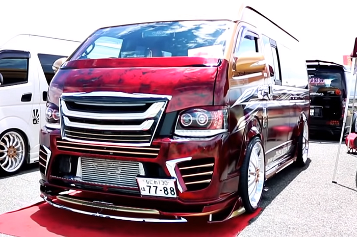 Modifikasi Toyotta HiAce berkelir merah plus body kit custom