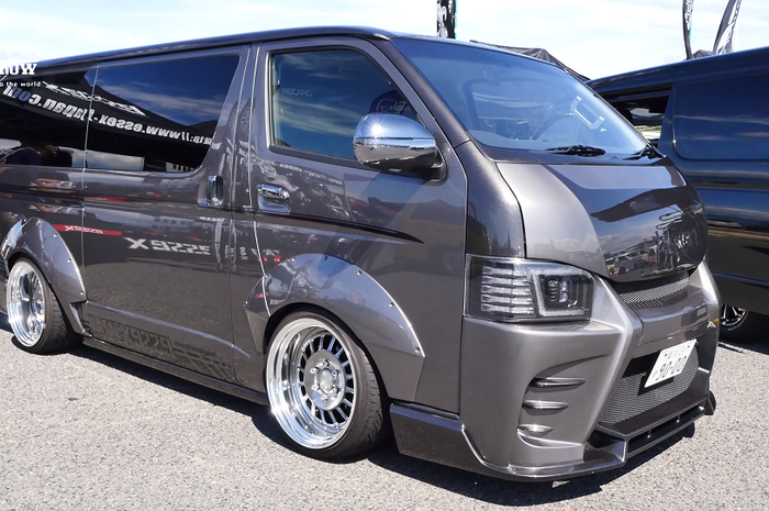 Modifikasi Toyota HiAce tampil gambot dengan wide body yang terpasang