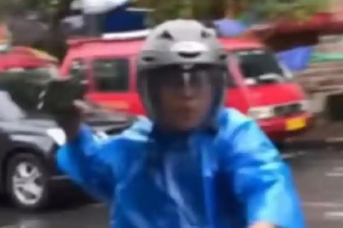 Seorang pemotor mengancam warga pakai batu akibat tak terima ditegur melawan arah di Pondok Labu, Jakarta Selatan, Kamis (5/3/2026).