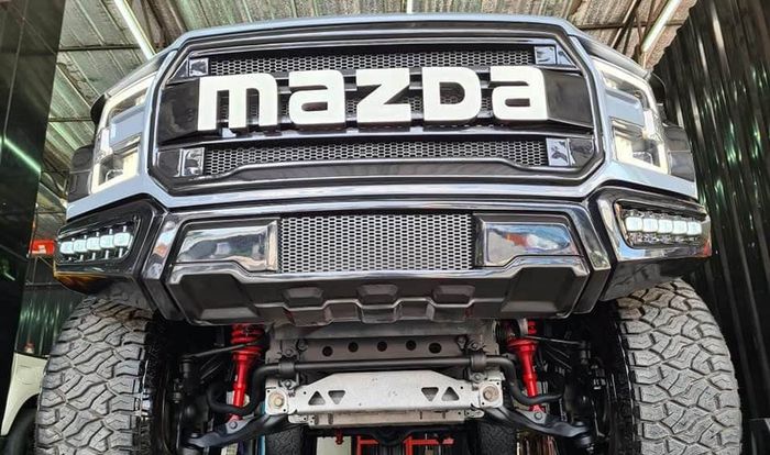 Identitas tulisan Mazda ukuran besar di gril depan Mazda BT-50