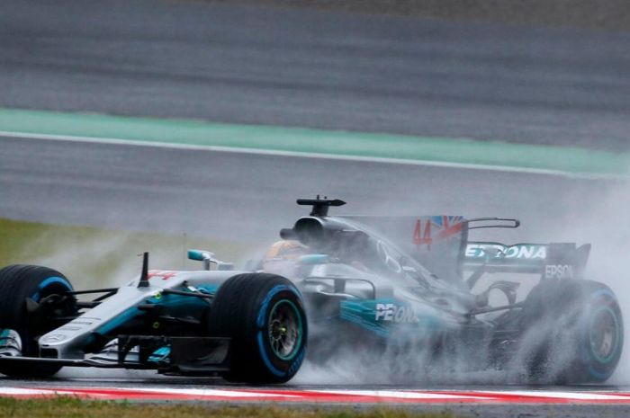 Lewis Hamilton saat melaju di sirkuit Suzuka yang diguyur hujan deras