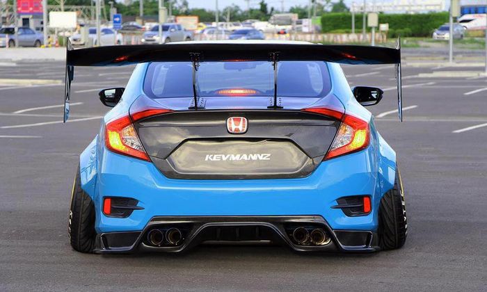 Sayap ukuran besar terpasang di buritan Honda Civic Turbo dari Thailand