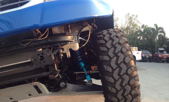 Toyota Hilux disematkan shock absorber, coil springs, cylinder liner dari King