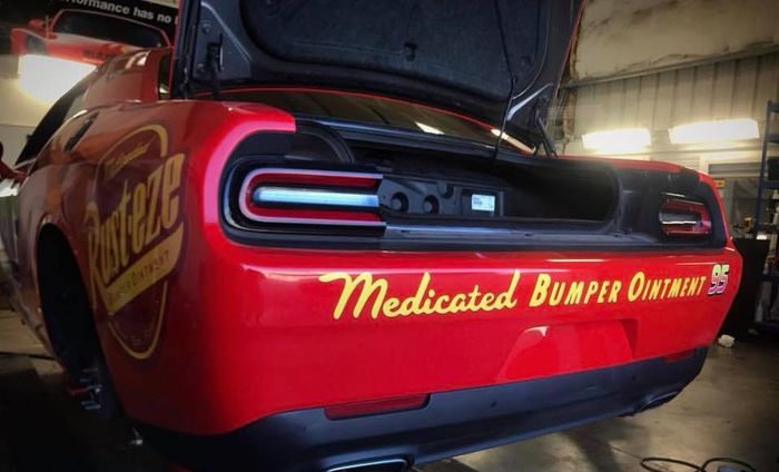 Dodge Challenger pakai kelir ala Lightning McQueen