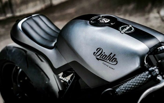 Tangki bawaan digabung dengan jok single seater