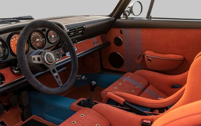 Tampilan kabin Porsche 911 dibuat bernuansa oranye dan biru