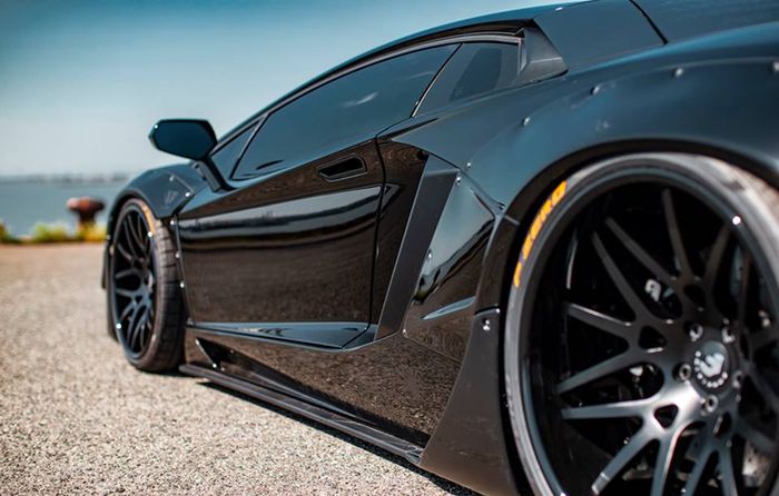 Lamborghini Aventador serba hitam ditopang airsus dan pelek Forgiato Maglia ECL