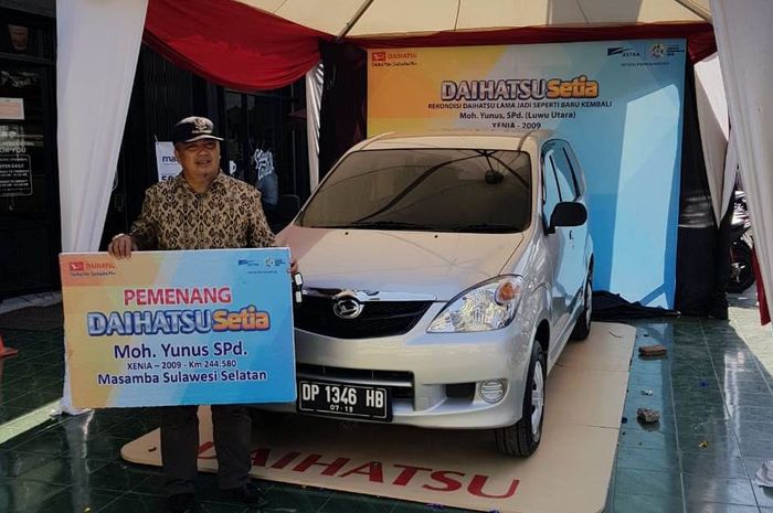 Pemenang Daihatsu Setia 2018 area Sulawesi, Mohammad Yunus berfoto bersama Xenia kesayangannya setel