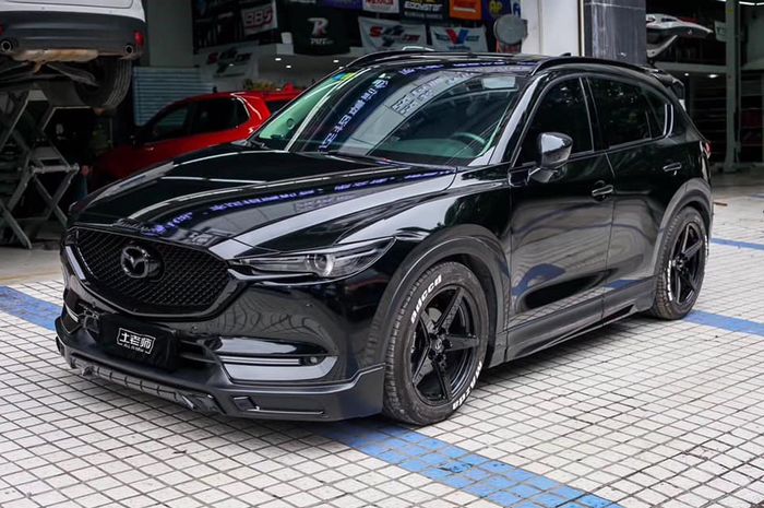 Modifikasi Mazda CX-5 serba hitam tampil agresif bergaya street racing