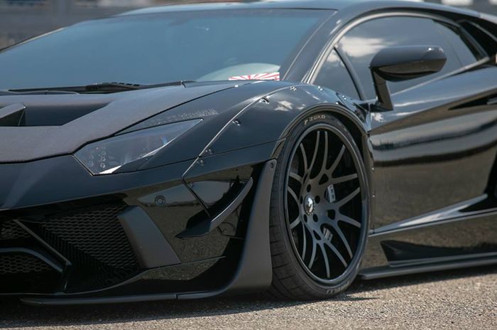 Bodi gambot Lamborghini Aventador serba hitam dipasok wide body