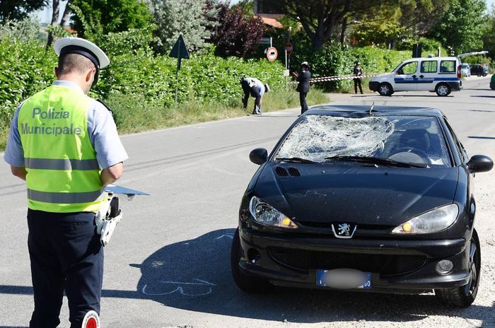 Polisi tengah melakukan olah tempat kejadian perkara (TKP) kecelakaan lalu lintas yang melibatkan juara dunia MotoGP Nicky Hayden pada 17 Mei 2017