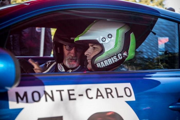 Eddie Jordan (berkacamata) menemani Chris Harris mengendarai Alpine A110