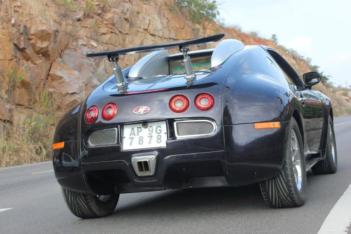 Tampilan belakang Suzuki Esteem dimodifikasi jadi Bugatti Veyron, ngundang senyum kan
