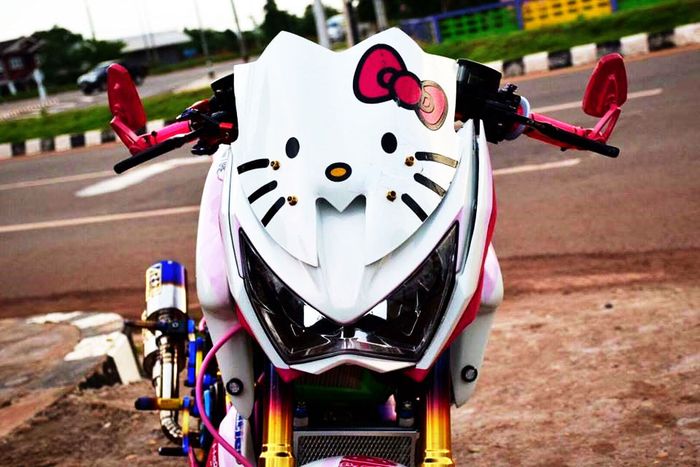 Headlamp Kawasaki Z300 dengan topi Hello Kitty