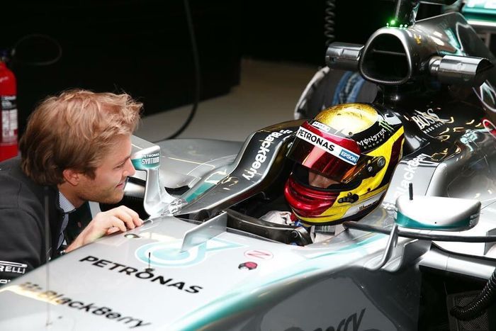 Pascal Wehrlein memiliki banyak pengalaman saat menguji mobil F1 tim Mercedes, tampak saat bersama Nico Rosberg di tahun 2016