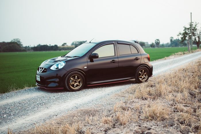 Nissan March berwarna dominan hitam dof dipadu body kit Nismo
