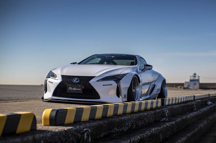 Lexus LC 500 tampil gambot pakai body kit Liberty Walk
