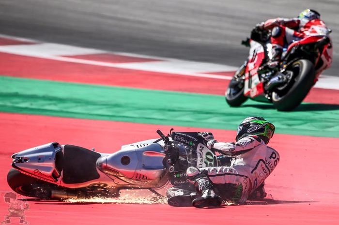 Eugene Laverty dibuat jatuh oleh Danilo Petrucci di MotoGP Austria 2016