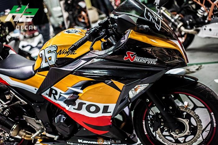 Kawasaki Ninja 300 pakai baju Repsol Honda MotoGP