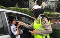 Petugas Dishub Panik Mobilnya Mogok Saat Mengantar Ibu Ke RS dan Dihampiri Sekelompok Polisi