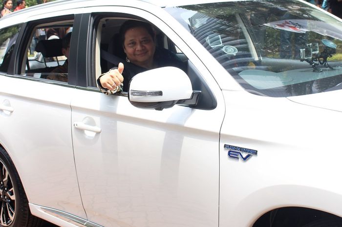 Menteri Perindustrian Airlangga Hartarto saat merasakan kendaraan listrik