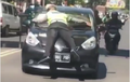 Bak Adegan Film, Polisi Bertengger di Depan Mobil Menghentikan Daihatsu Sirion