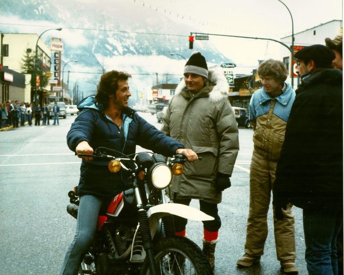 Sylvester Stallone diatas Yamaha XT250 saat pembuatan film First Blood (1982)