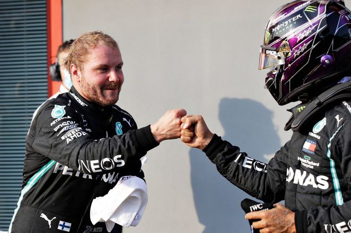 Valtteri Bottas (kiri) raih pole position di F1 Emilia Romagna 2020