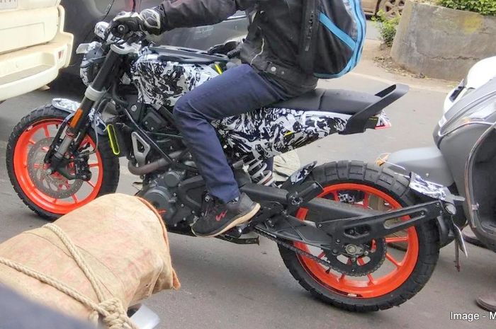 Sosok KTM bergaya scrambler terciduk di jalanan India