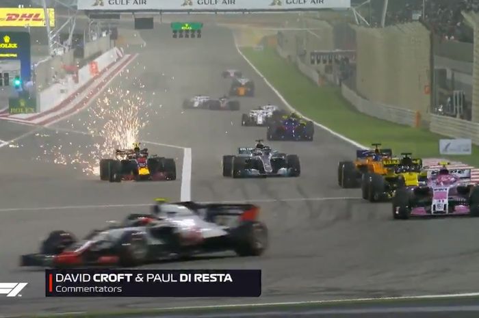 Verstappen saat melakukan manuver untuk menyalip Hamilton di Bahrain