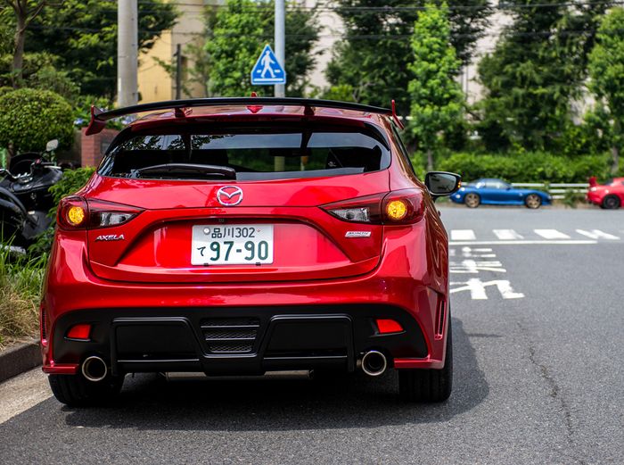 Tampilan belakang Mazda3 pakai body kit custom hasil garapan Knight Sport