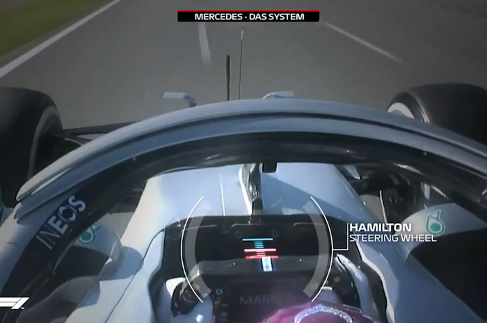 Dengan sistem DAS, Lewis Hamilton menggerakkan setir mobilnya maju dan mundur untuk mengatur posisi roda depan mobil Mercedes W11