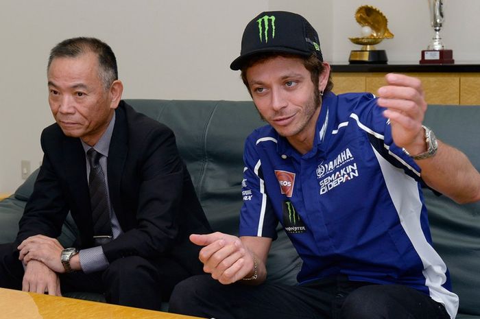 Masao Furusawa (kiri) dan Valentino Rossi (kanan)