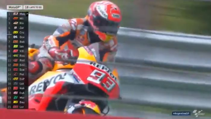 Marc Marquez harus masuk pitlane akibat kesalahannya di garis start
