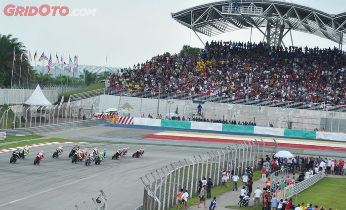 GridOto.com mengabadikan aksi terakhir Marco Simoncelli saat masuk tikungan pertama sirkuit Sepang setelah start, ia berada di posisi keempat