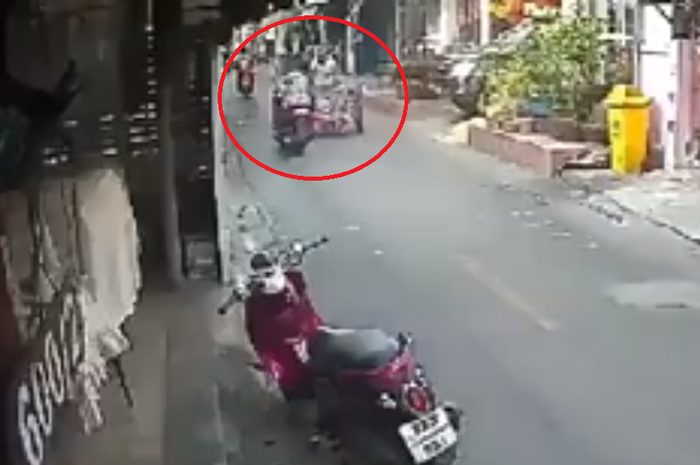 Seorang pemuda menabrak gerobak kakek-kakek