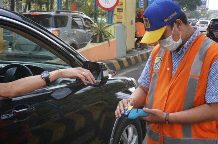 Petugas tol layani pengendara di gerbang tol