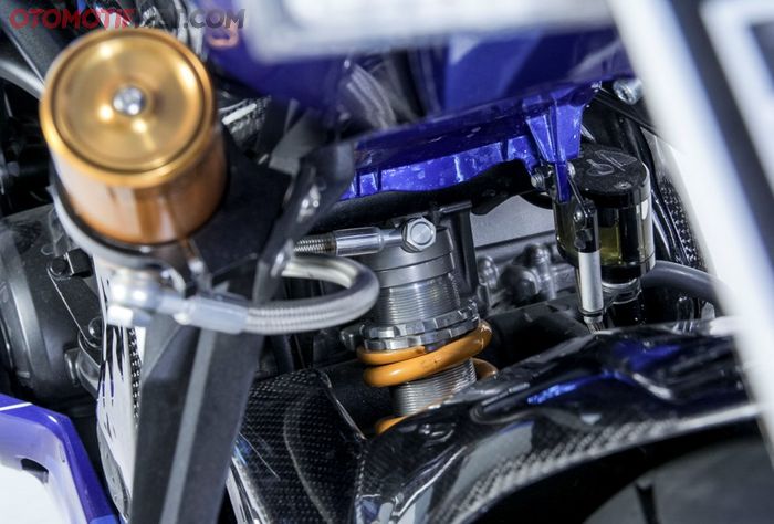 Sokbreker belakang CBR250RR diganti Ohlins, warna kuningnya mencolok banget