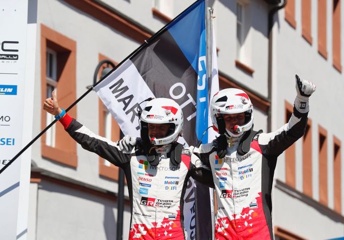 Ott Tanak (kanan) dan co-driver Martin Jarveoja rayakan kemenangan saat masuk finish reli Jerman