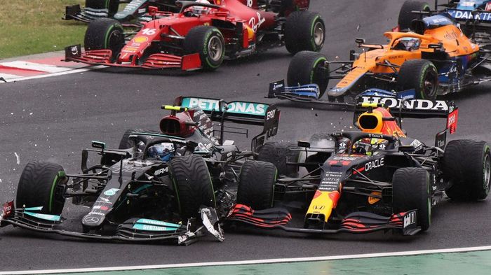 Sergio Perez (kanan) terlibat bentrokan dengan Valtteri Bottas di F1 Hongaria 2021
