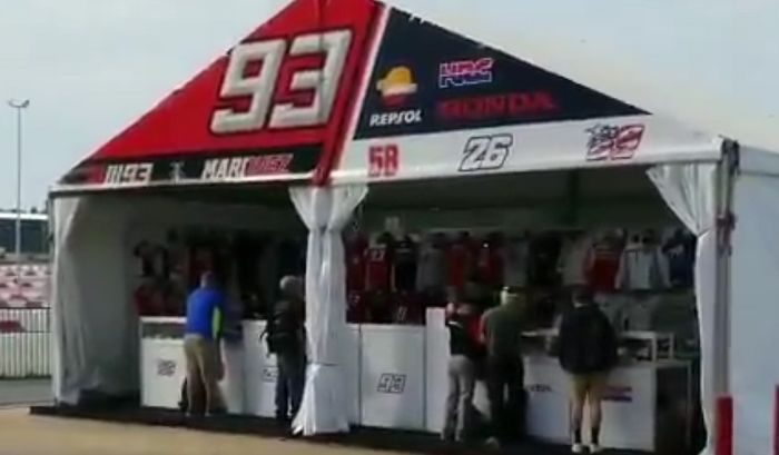 Coba hitung berapa pengunjung di tenda merchandise MM93