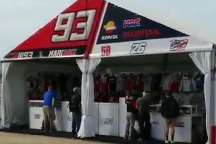 Coba hitung berapa pengunjung di tenda merchandise MM93